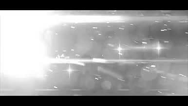 魔法般的粒子光束与金色的节日文字祝福视频的预览图